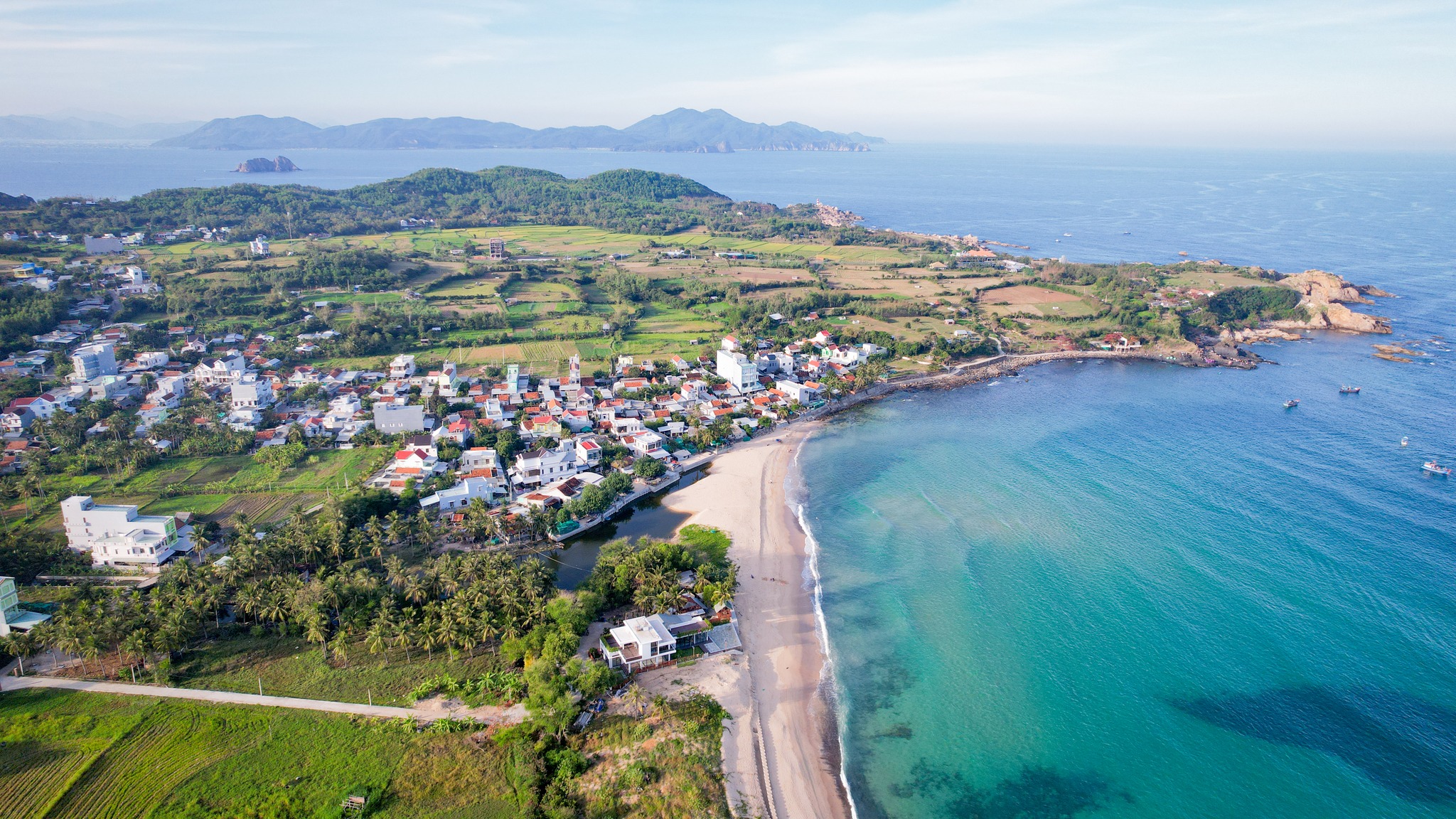 Enjoy the view of the national treasure Gành Đá Đĩa and the wonderful beach from the Beach House